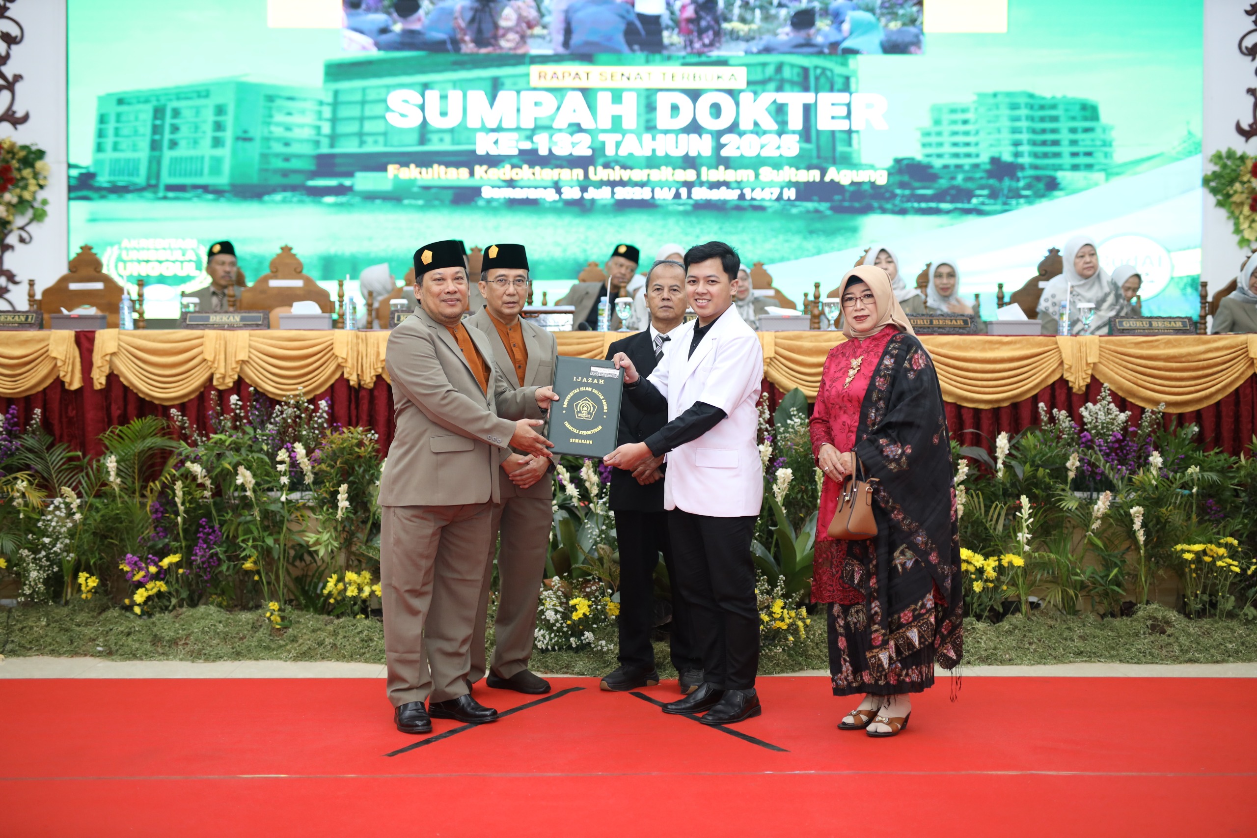 Dekan FK Unissula Setyo Trisnadi menyerahkan sertifikat profesi untuk salah peserta sumpah profesi dokter.